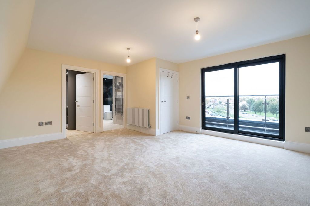 Property photo 2 of 27