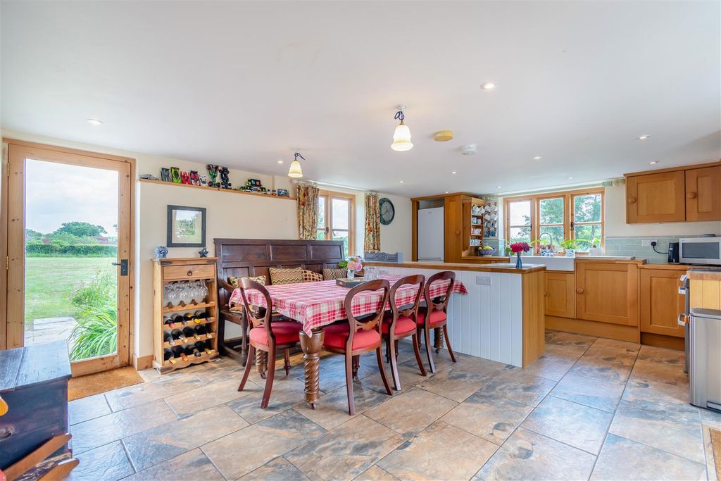 Property photo 3 of 25 8601936-Interior02.Jpg