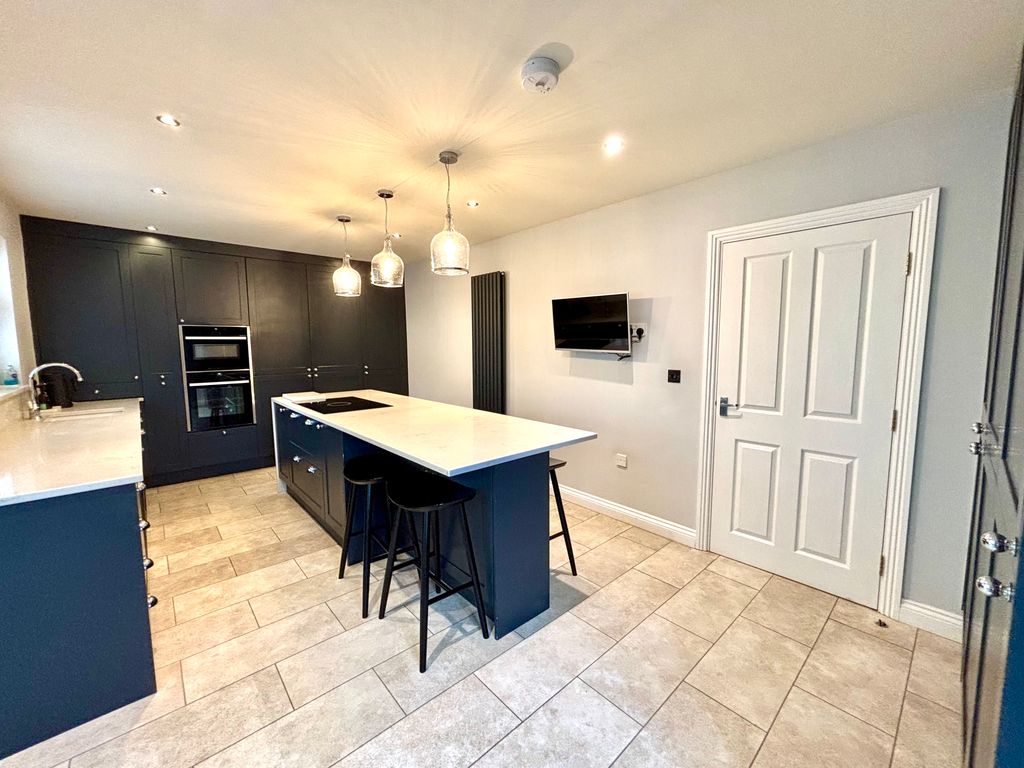 Property photo 3 of 18 Dining Kitchen