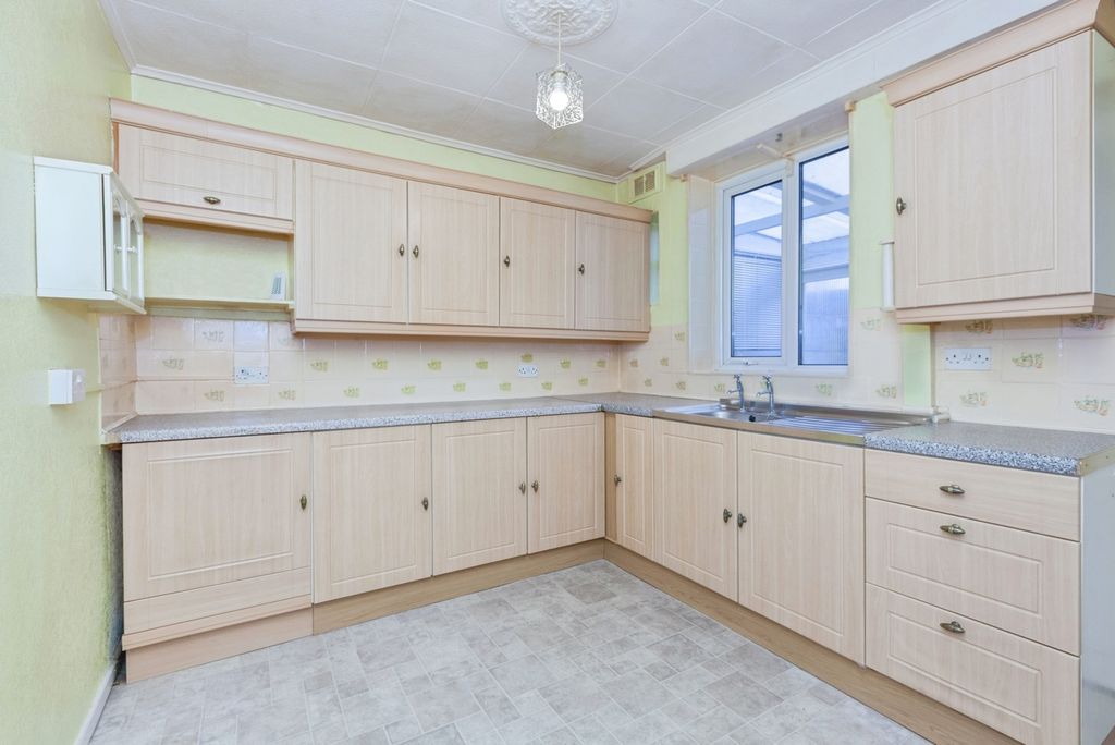 Property photo 3 of 17 Kitchen