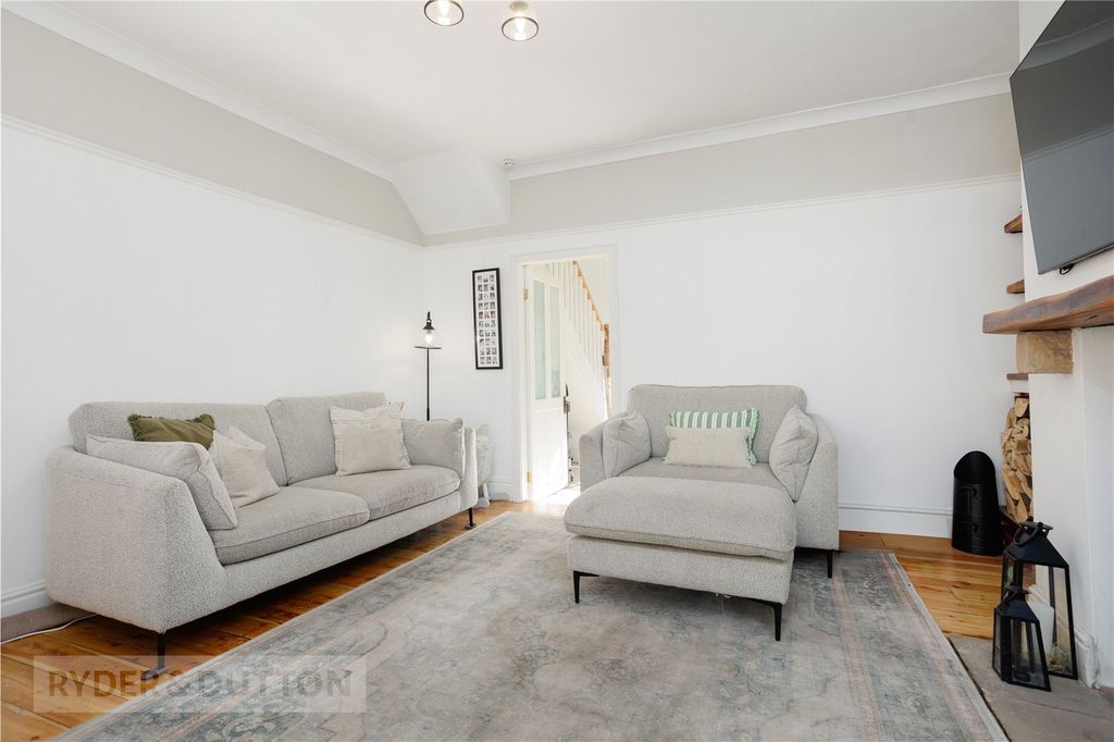 Property photo 1 of 20 Lounge