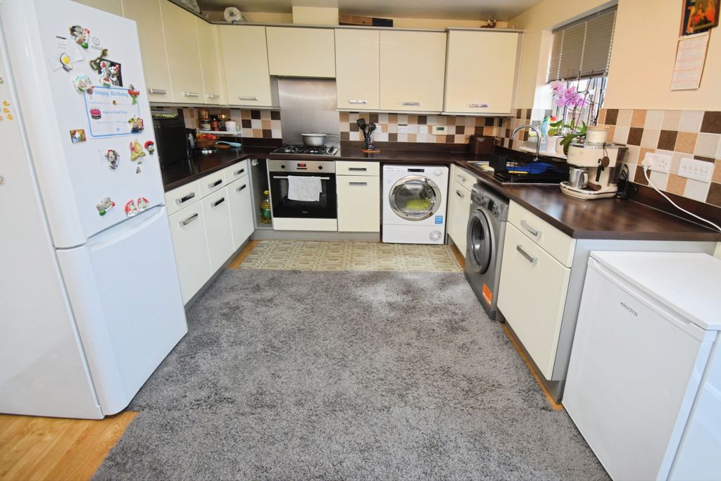 Property photo 3 of 10 Kitchen