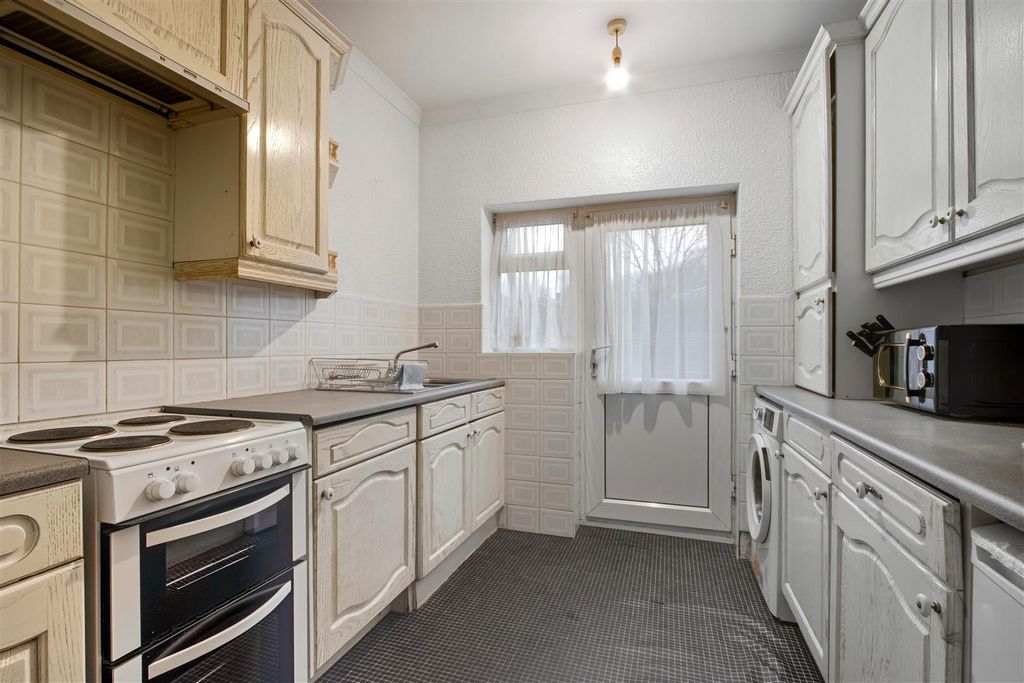 Property photo 3 of 17 Kitchen