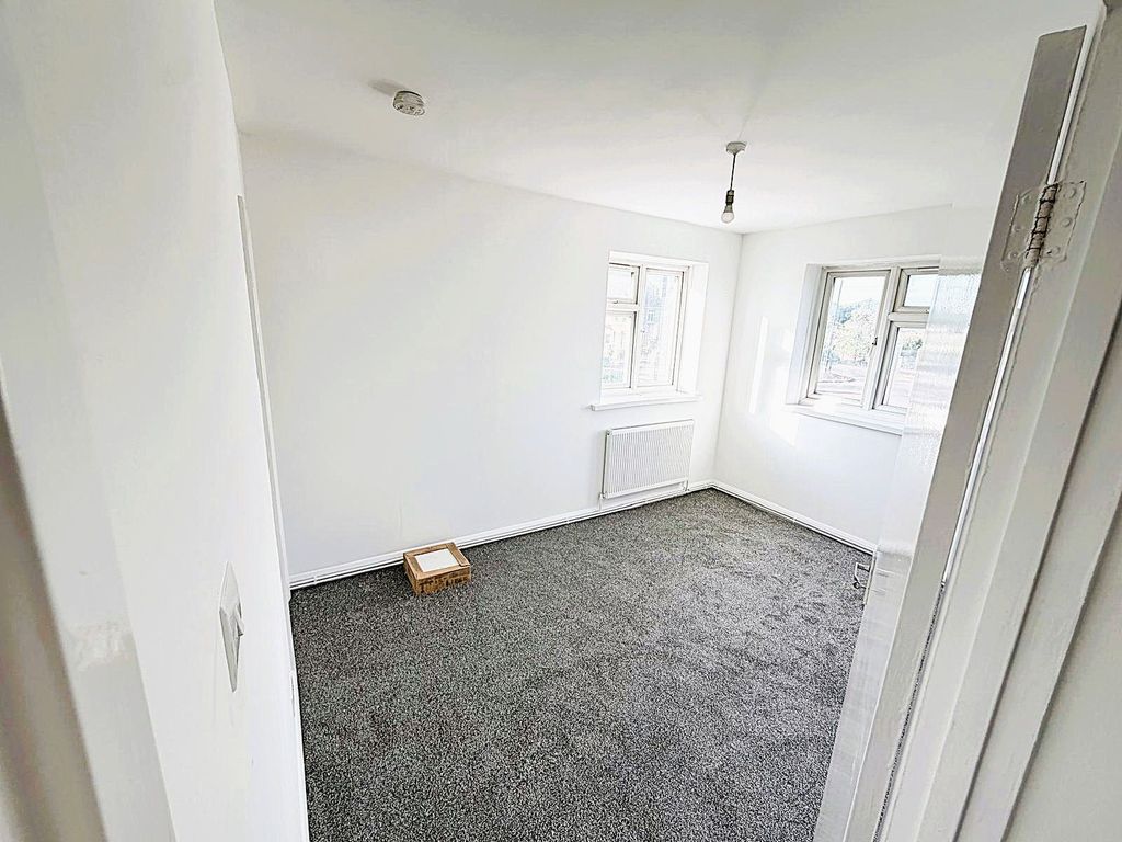Property photo 3 of 8 4