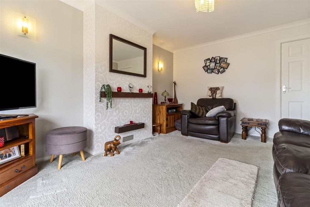 Property photo 3 of 21 2 Meadow Close-003.Jpg