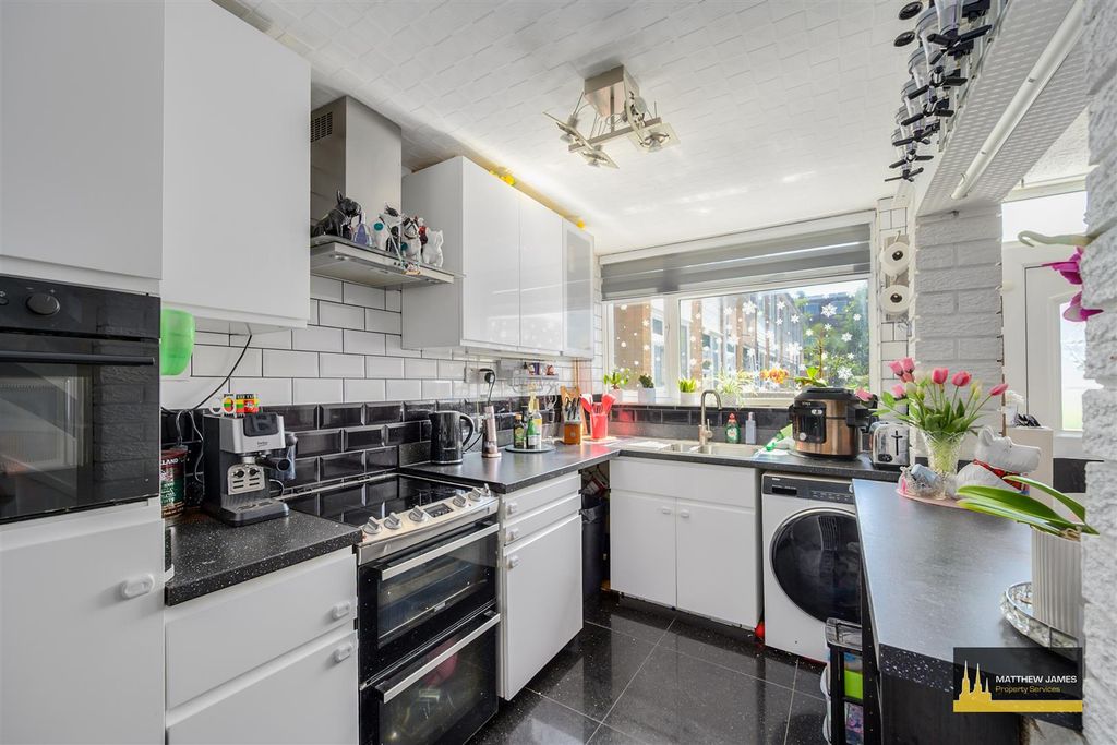Property photo 2 of 17 Kitchen