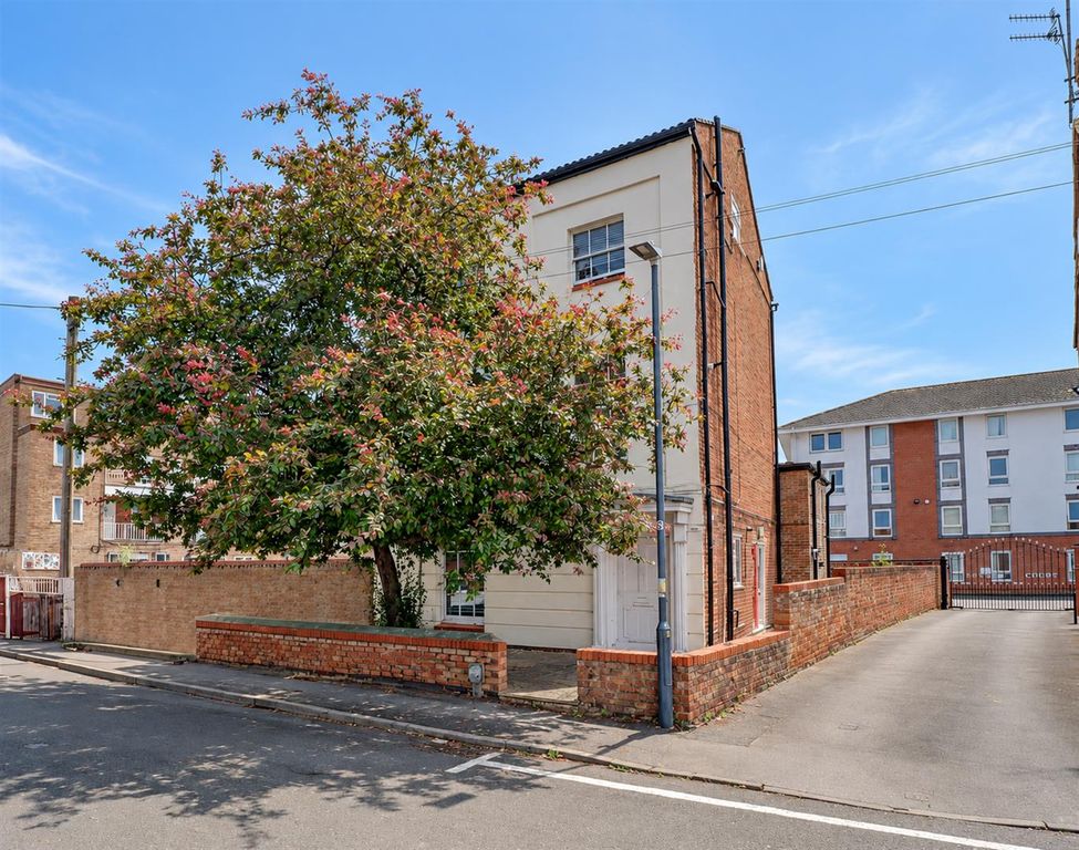 Property photo 1 of 9