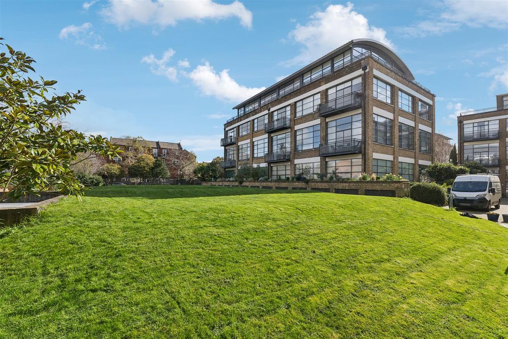 Property photo 2 of 8 For Sale - Chiswick Green Studios, W4
