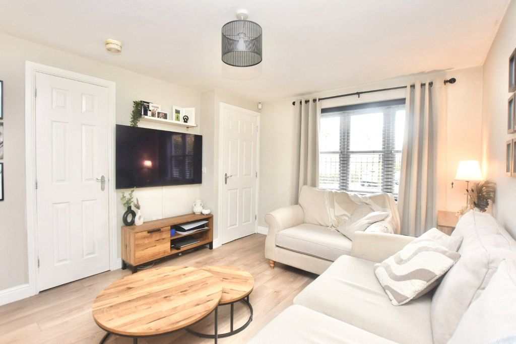 Property photo 2 of 22 Lounge