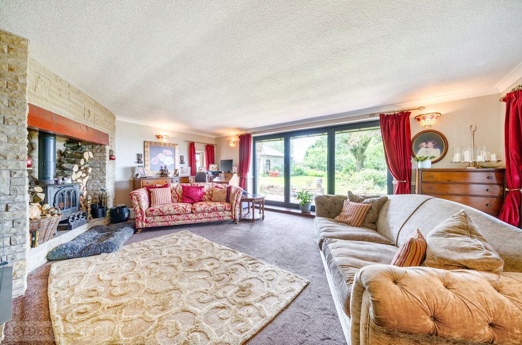 Property photo 3 of 27 Lounge