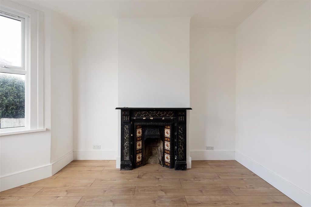 Property photo 2 of 16 Hatherley Road, E17