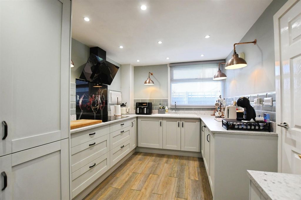 Property photo 3 of 21 Fitted Kitchen