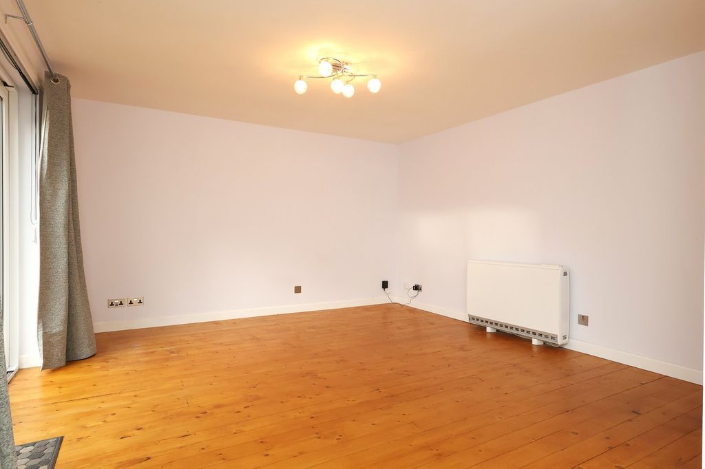 Property photo 3 of 12 Lounge