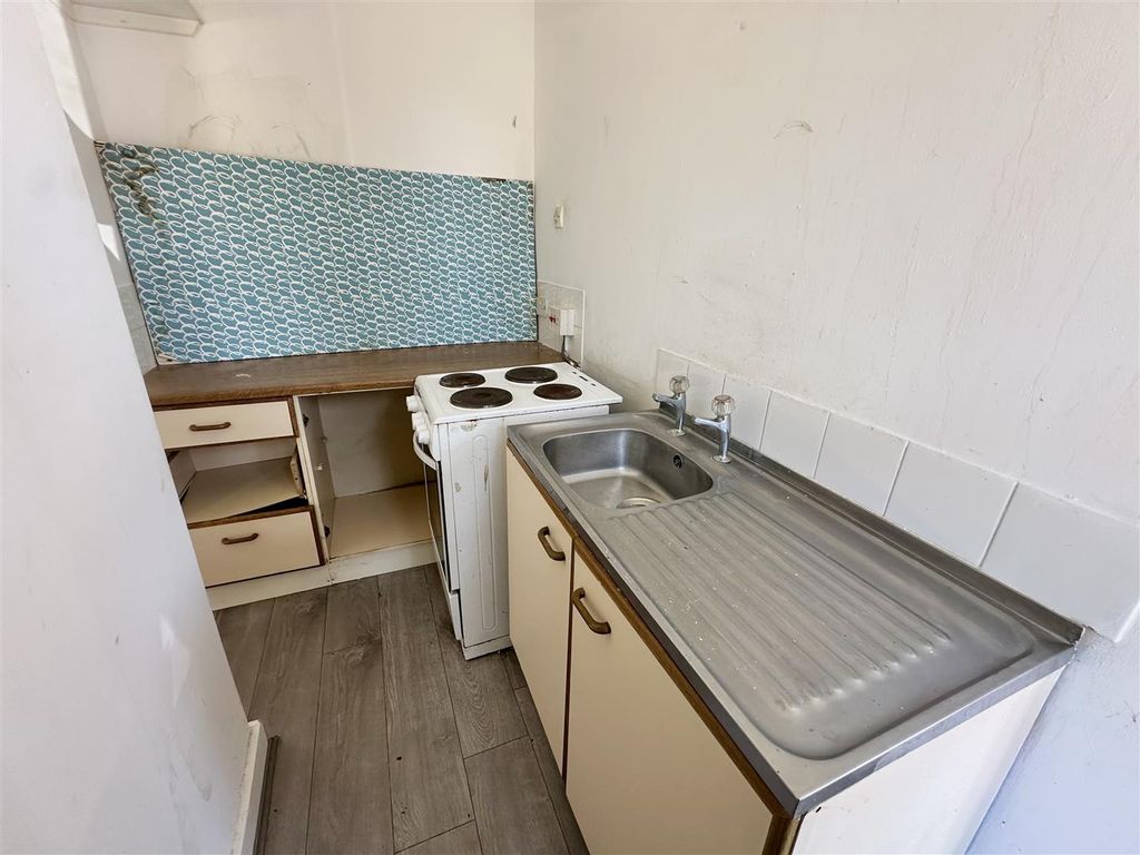 Property photo 3 of 7 Kitchen