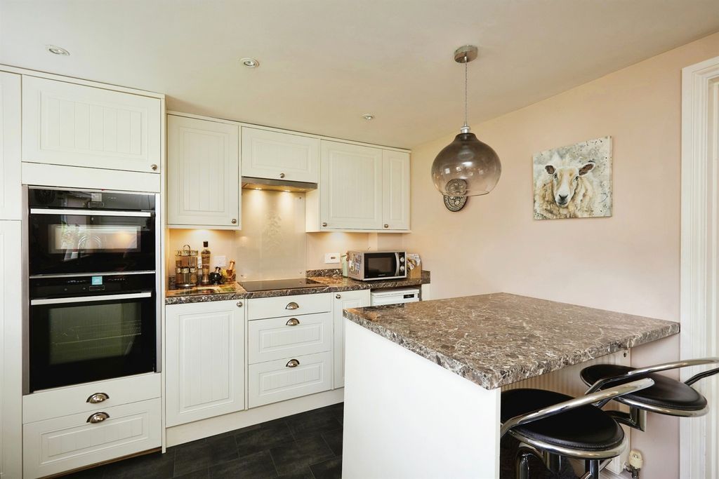 Property photo 3 of 18 Kitchen