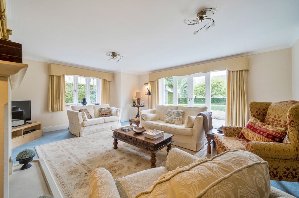 Property photo 3 of 21 Sitting Room