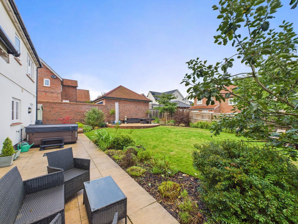 Property photo 2 of 21 Garden 2