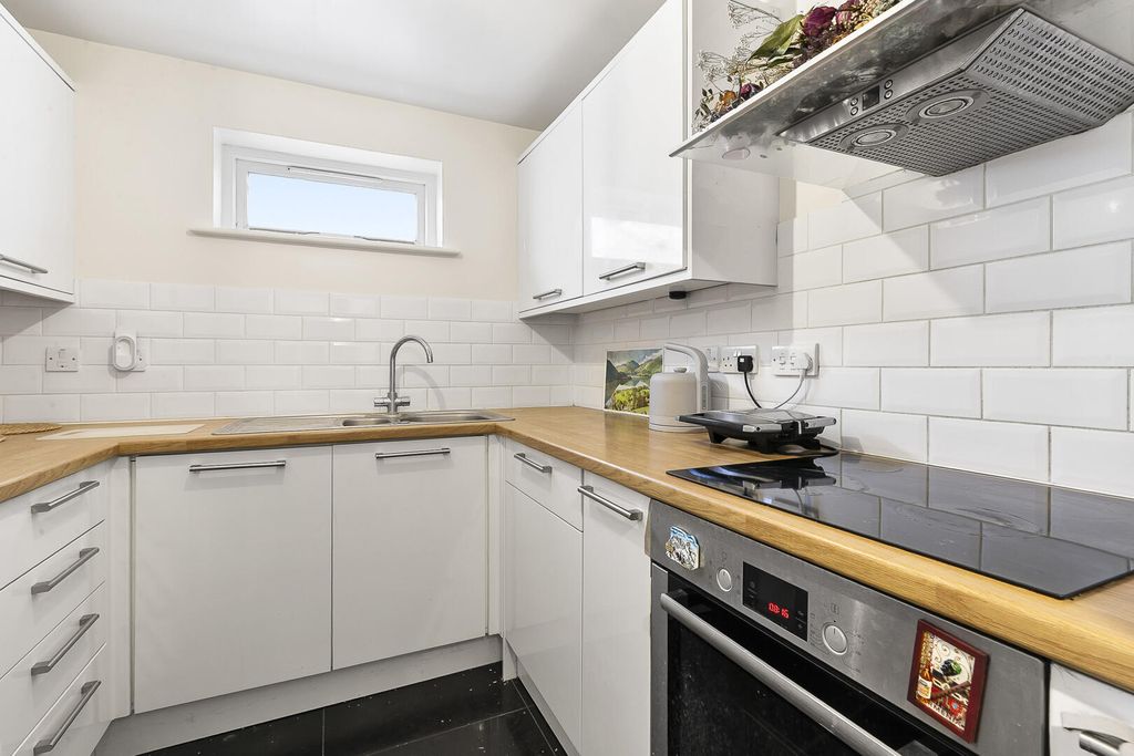 Property photo 3 of 9 Kitchen