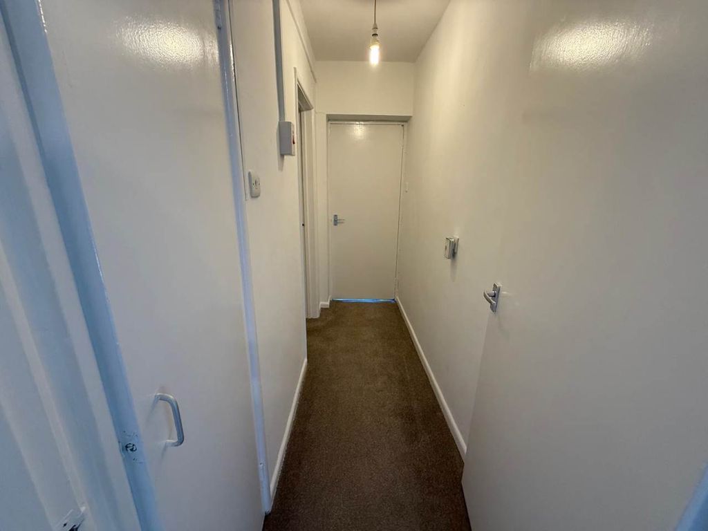 Property photo 3 of 14 Hallway