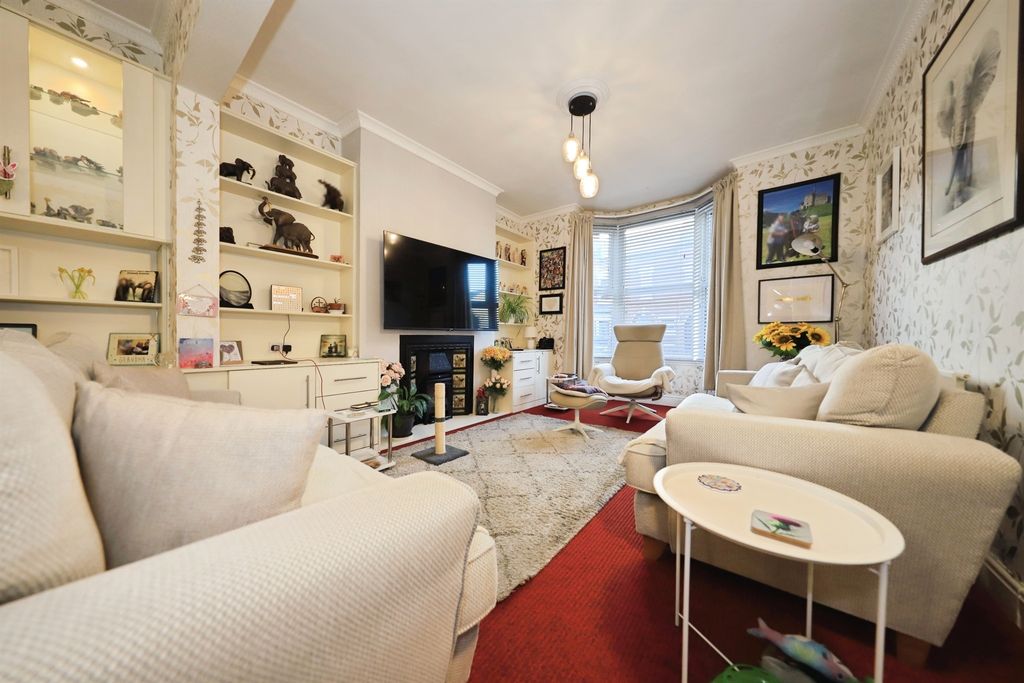 Property photo 2 of 17