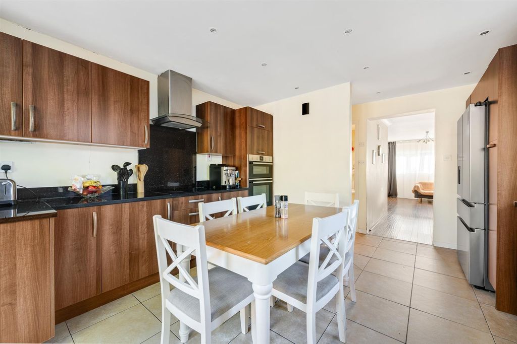 Property photo 3 of 12 Fitted Kitchen