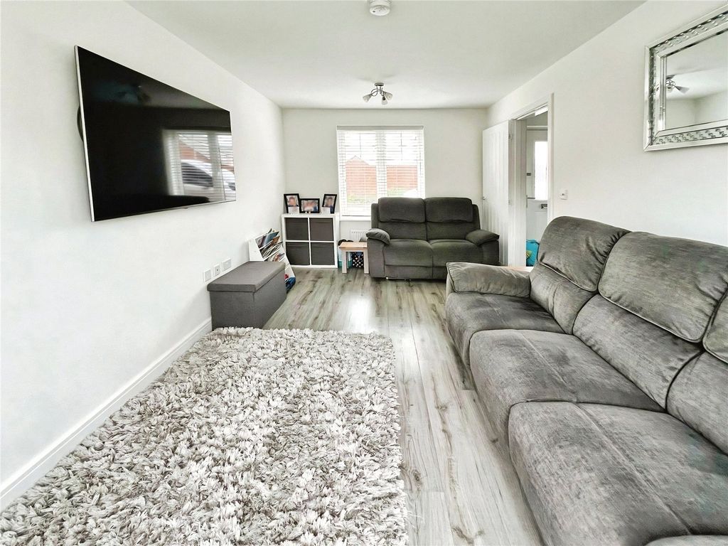 Property photo 2 of 11 Lounge