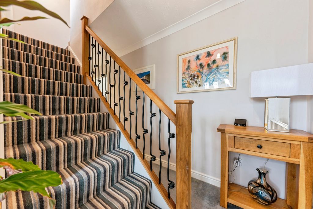 Property photo 2 of 15 8_Ravendale_Close-31