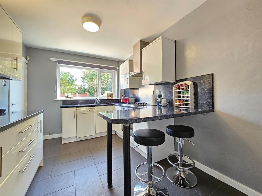 Property photo 3 of 31 Kitchen