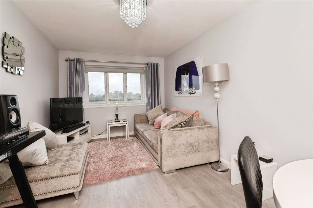 Property photo 1 of 14 Lounge