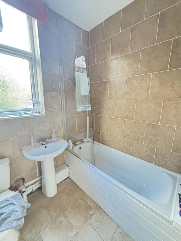 Property photo 2 of 13 A Clean And Well-Maintained Bathroom Featuring A l...
