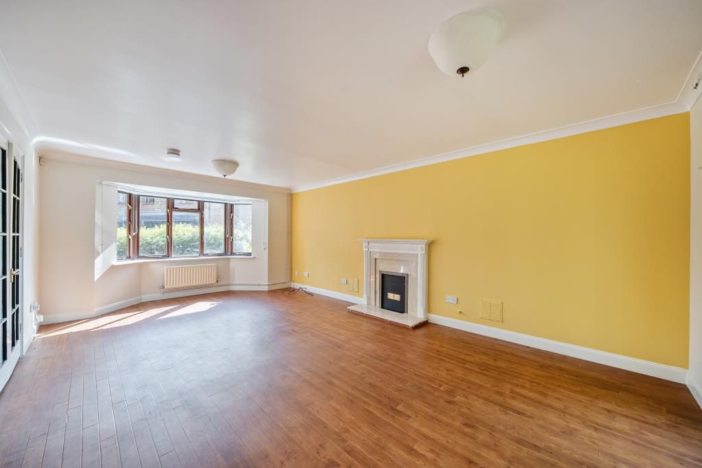 Property photo 3 of 21 Living Room