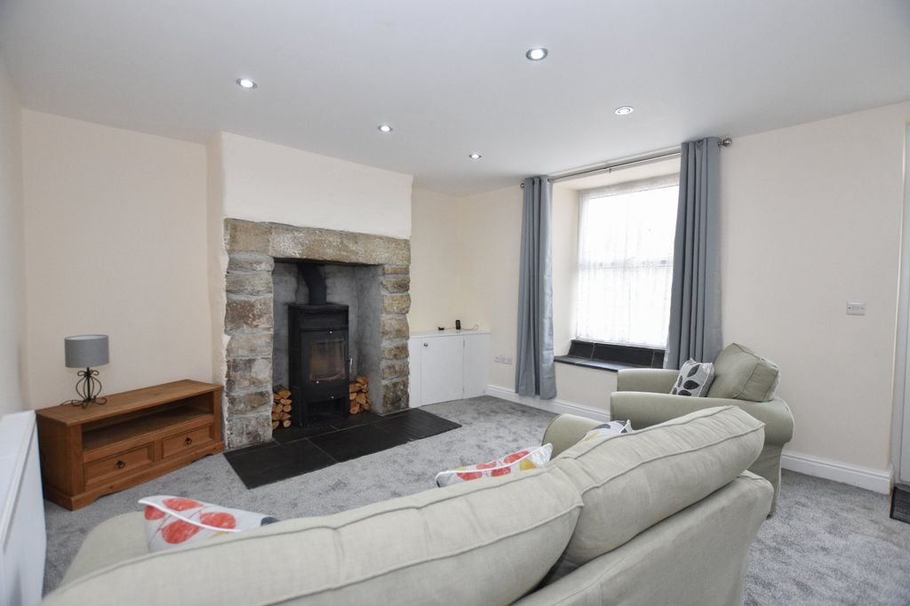 Property photo 3 of 19 Lounge