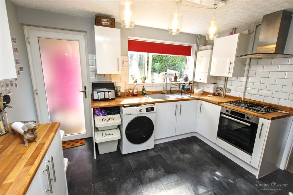 Property photo 3 of 12 Kitchen