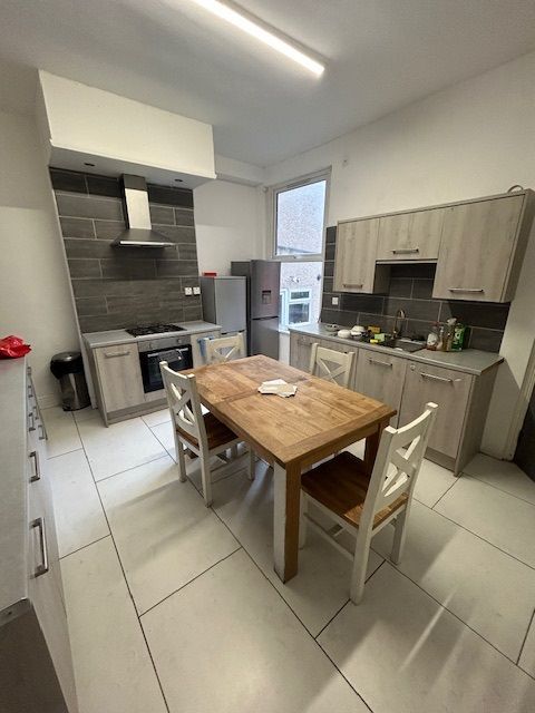 Property photo 1 of 7 Kitchen