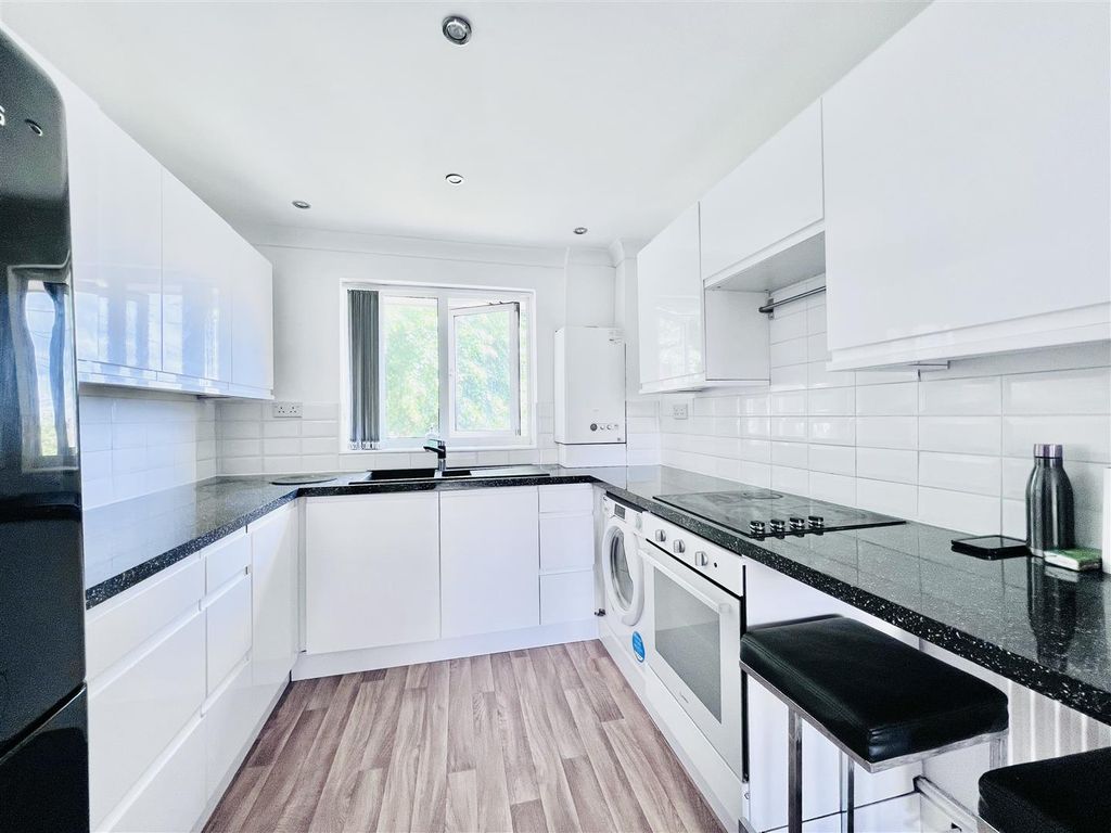 Property photo 3 of 8 Kitchen