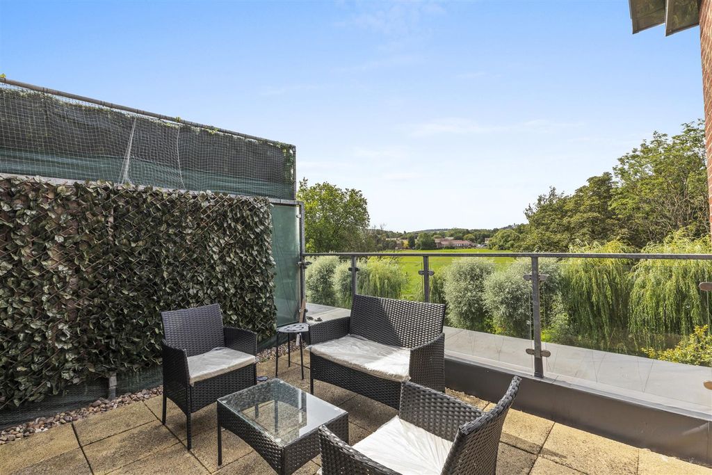 Property photo 3 of 15 9 Sheraton Court, Bartlett Crescent, Hp12 3Dy-10.J