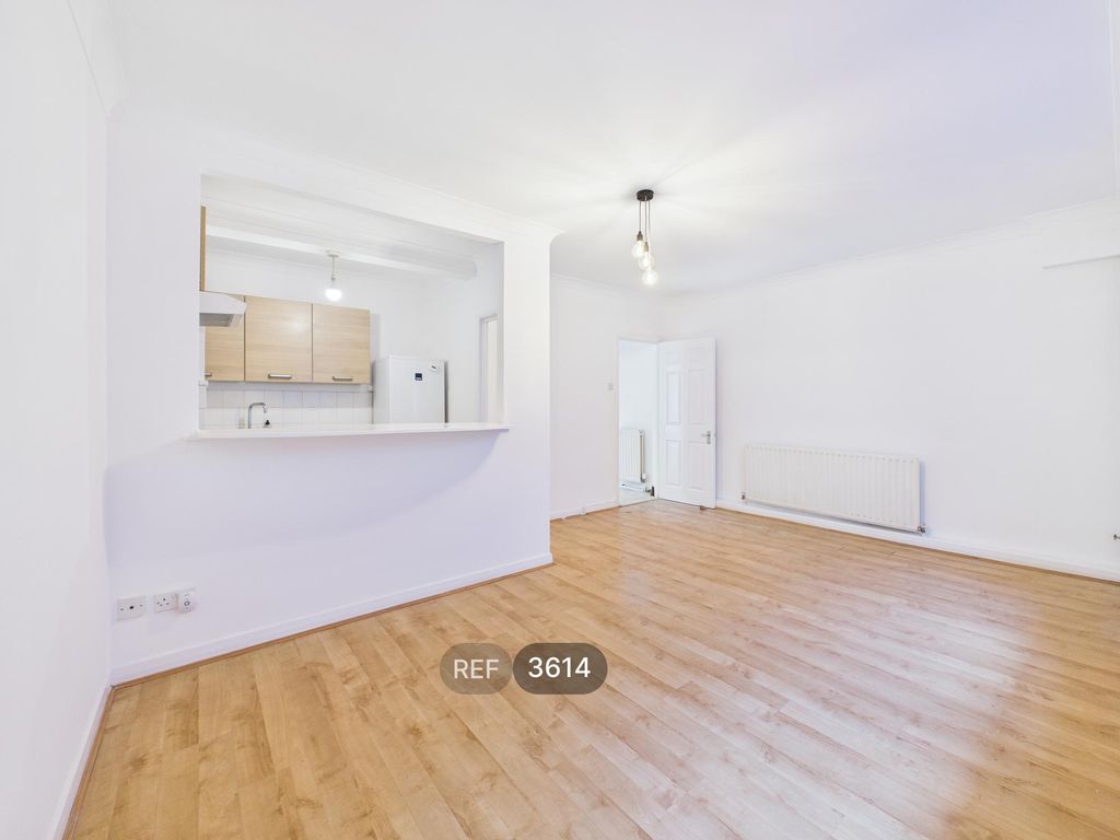 Property photo 3 of 18 Living Room