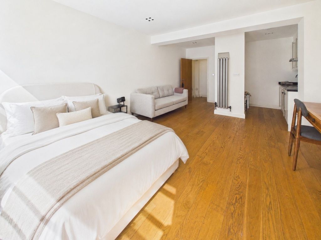 Property photo 2 of 18 953573