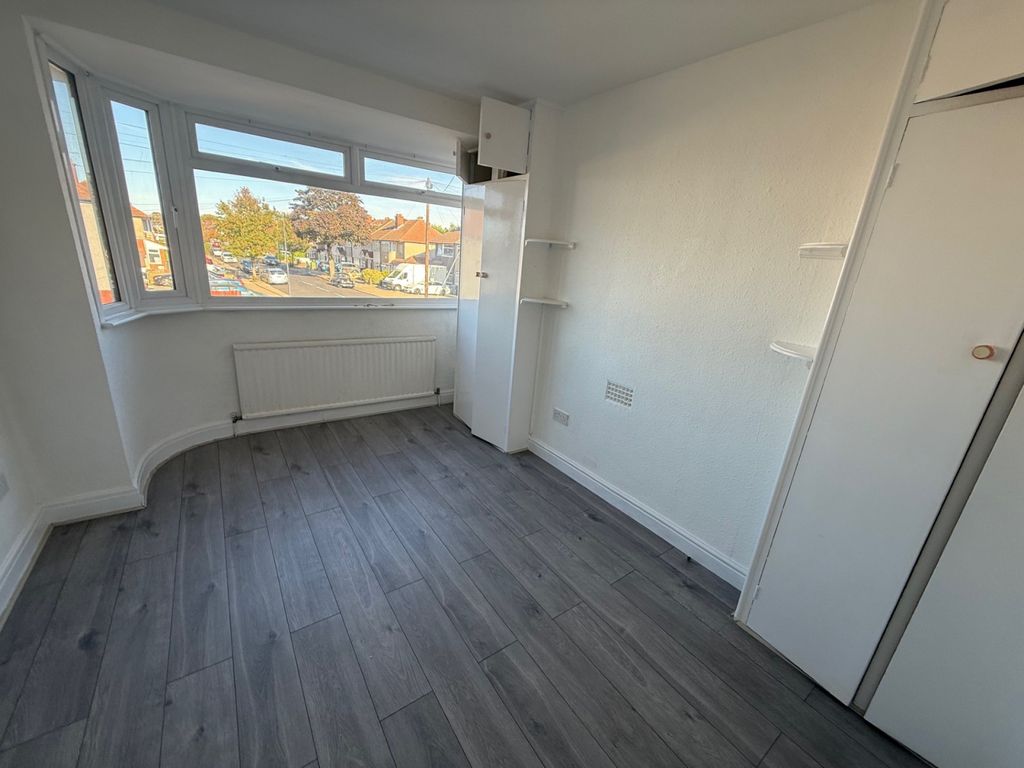 Property photo 1 of 7 3 Bedrooms 1 Bathroom 1 Reception Property To Rent