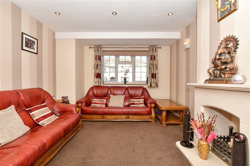 Property photo 3 of 17 Lounge