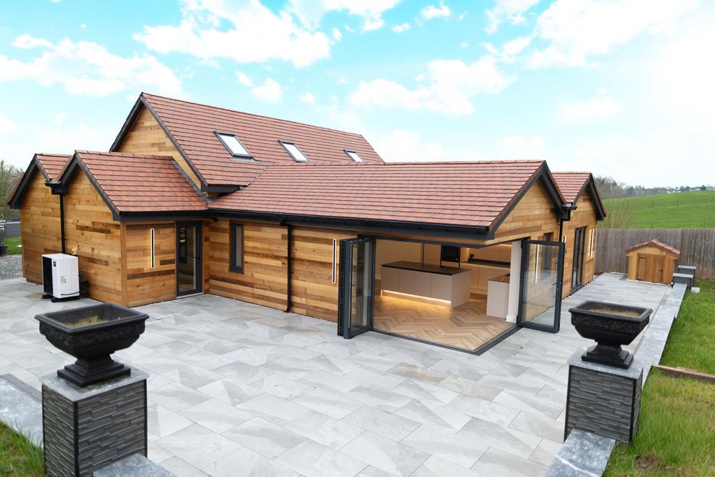 Property photo 2 of 23