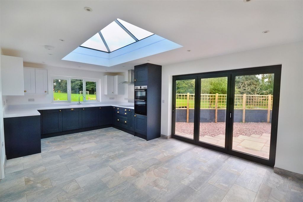 Property photo 3 of 21 Kitchen 1x.Jpg