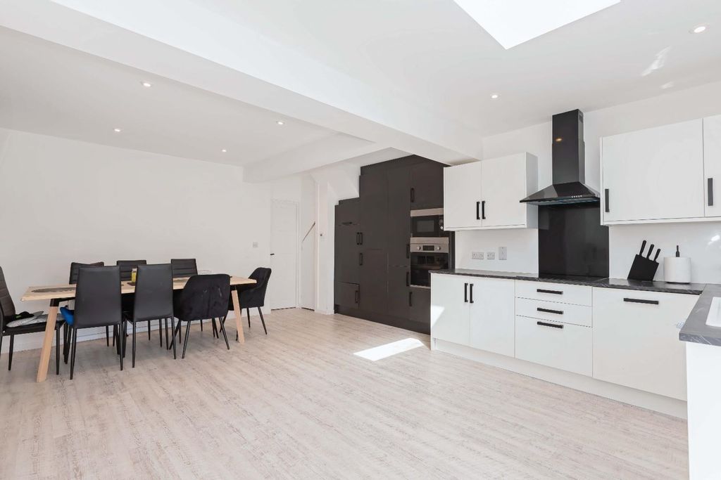 Property photo 2 of 15 West Way_6.Jpg
