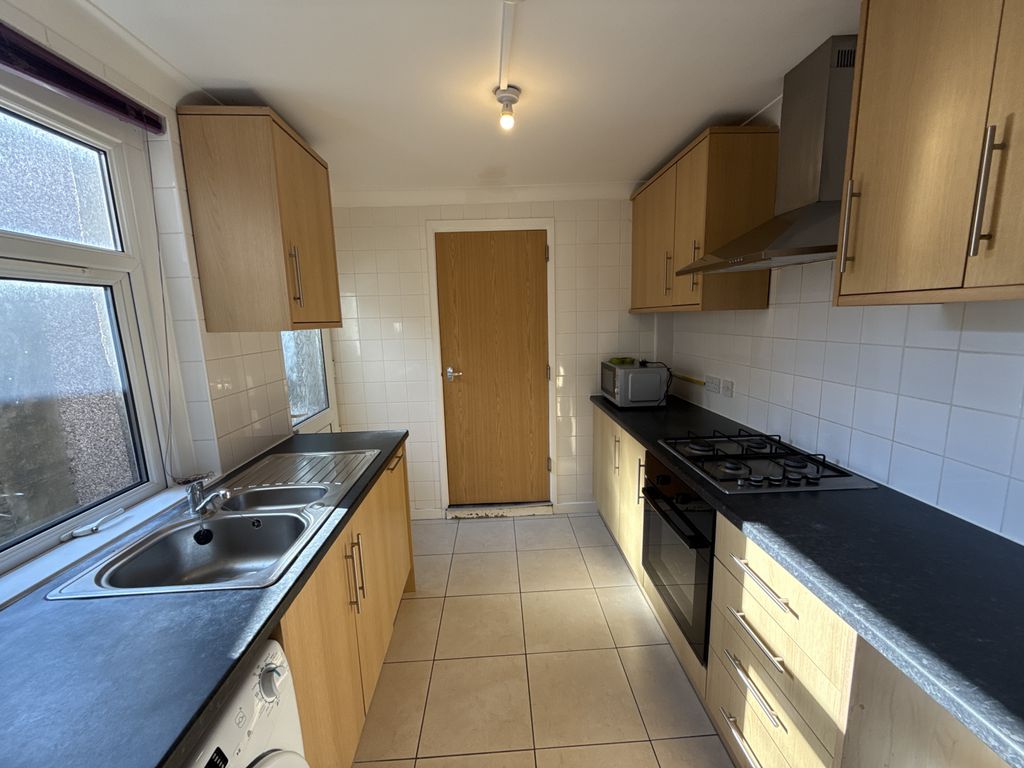 Property photo 2 of 8 Kitchen