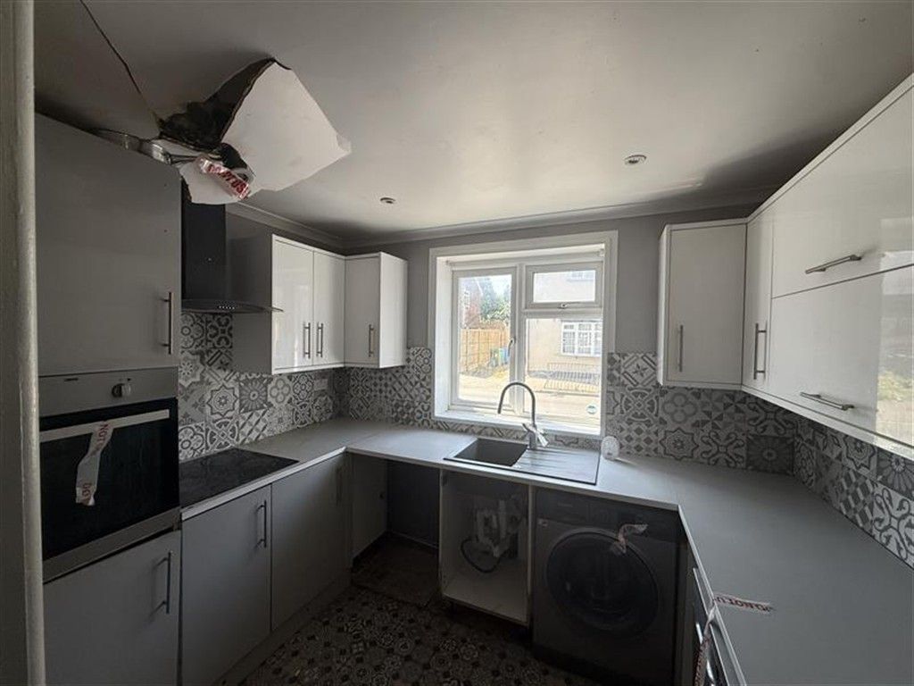 Property photo 3 of 10 Kitchen