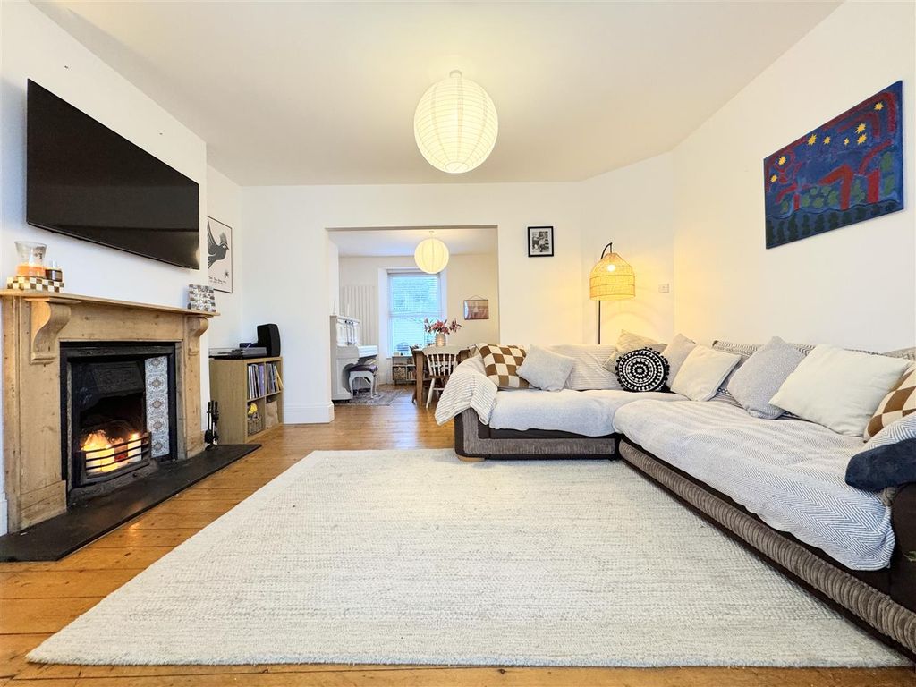 Property photo 2 of 33 Lounge