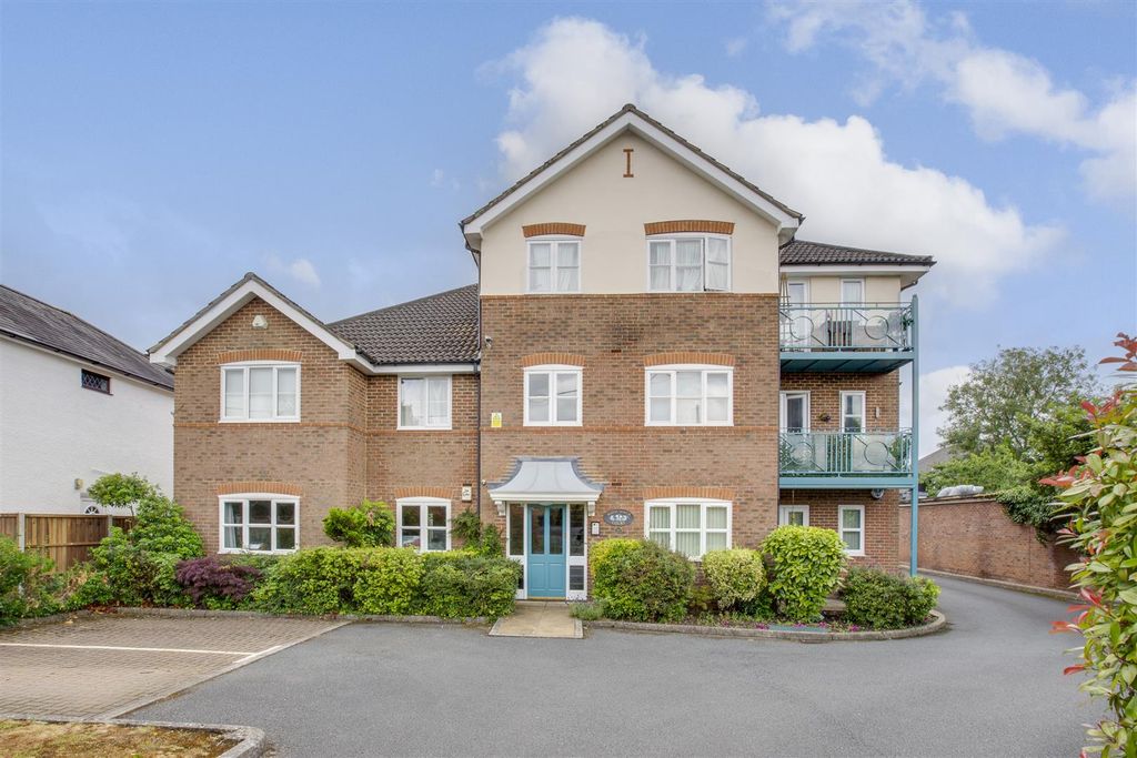 Property photo 1 of 11 8 Midsummer Court, Penn Road, Hp15 7Ld-2.Jpg