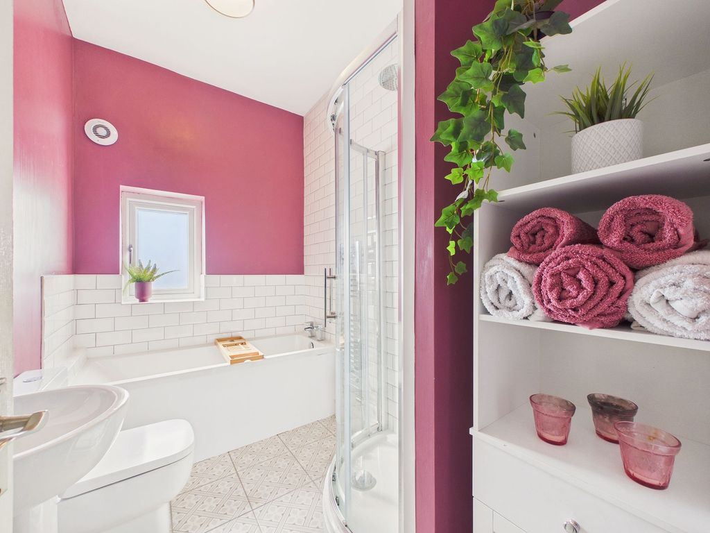 Property photo 3 of 13 Bathroom