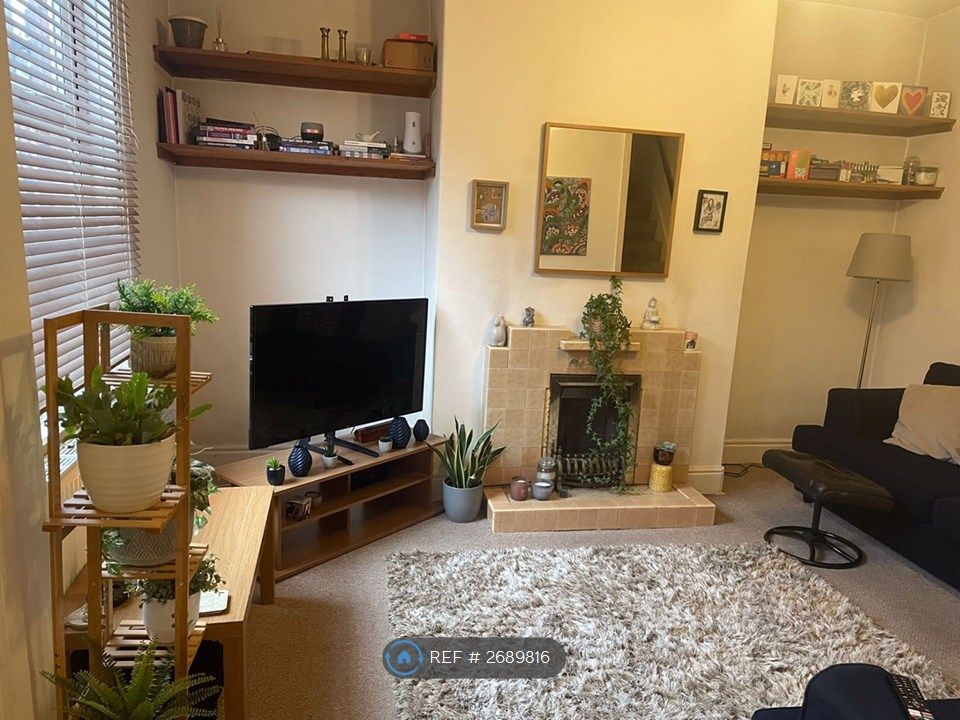 Property photo 2 of 16 Lovely Front Room - From Last (Happy) Tenant