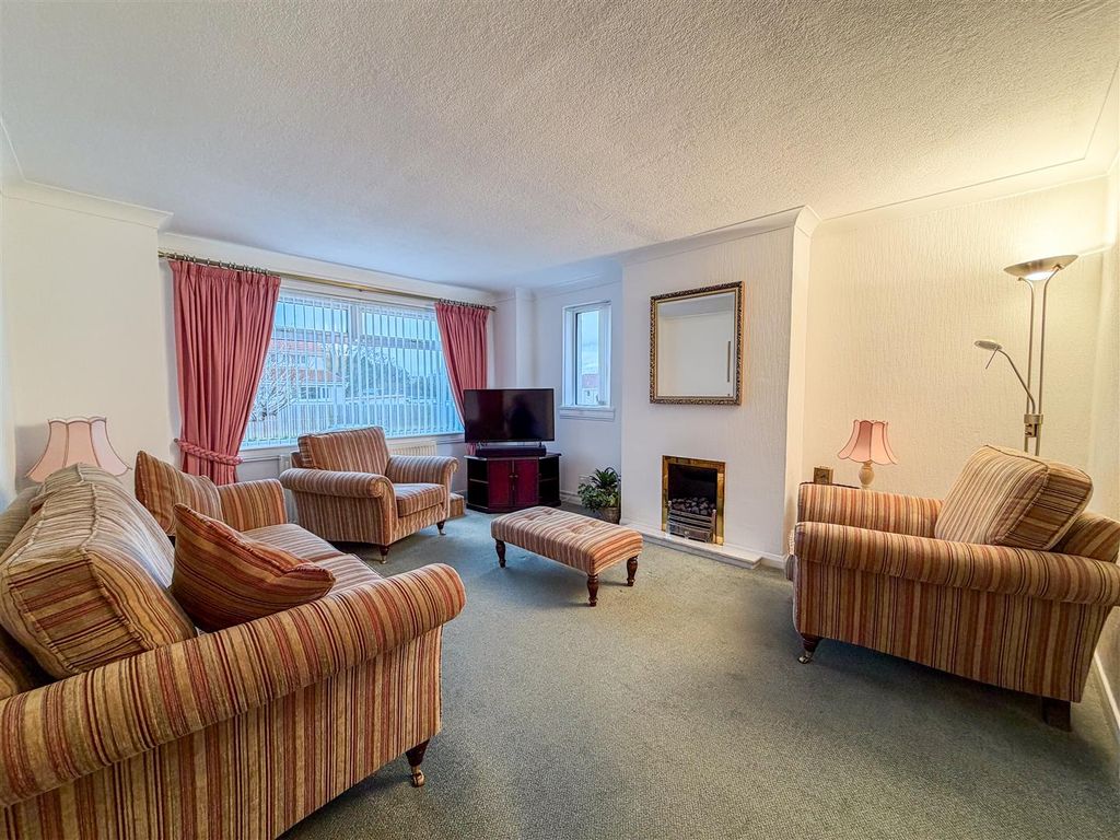 Property photo 3 of 34 Lounge